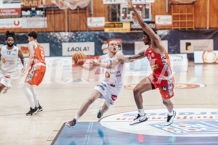 Basketball, Basketball Superliga 2023/24 , HF 2, Oberwart Gunners, Traiskirchen Lions, Sebastian Kaeferle (7), Jaquan Lawrence (40)