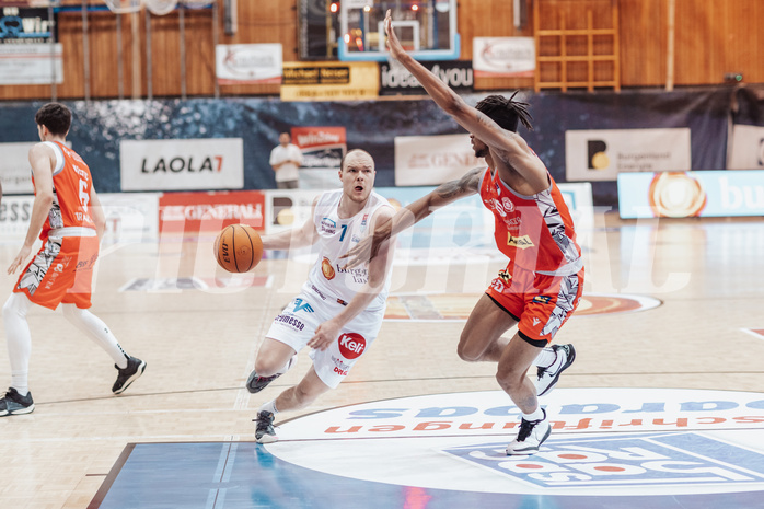 Basketball, Basketball Superliga 2023/24 , HF 2, Oberwart Gunners, Traiskirchen Lions, Sebastian Kaeferle (7), Jaquan Lawrence (40)