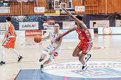 Basketball, Basketball Superliga 2023/24 , HF 2, Oberwart Gunners, Traiskirchen Lions, Sebastian Kaeferle (7), Jaquan Lawrence (40)