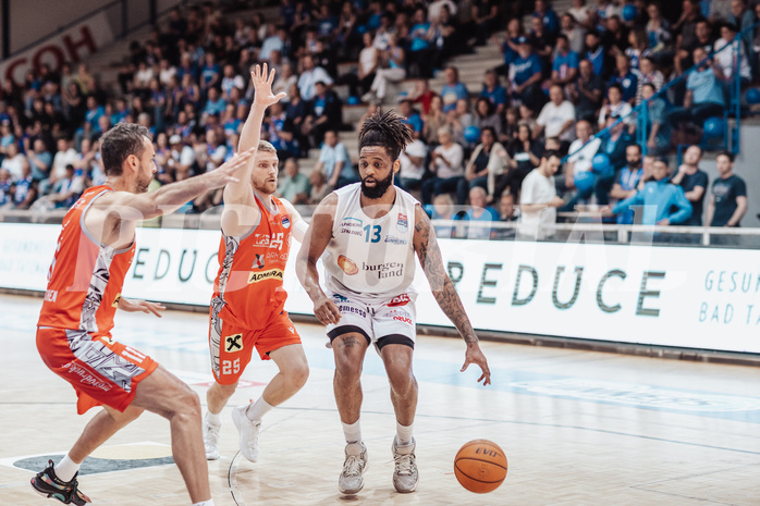 Basketball, Basketball Superliga 2023/24 , HF 2, Oberwart Gunners, Traiskirchen Lions, Fabricio Vay (11), Edgars Lasenbergs (25), Kris Monroe (13)