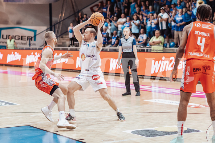 Basketball, Basketball Superliga 2023/24 , HF 2, Oberwart Gunners, Traiskirchen Lions, Edgars Lasenbergs (25), Sebastian Kaeferle (7)