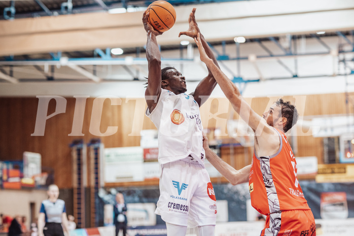 Basketball, Basketball Superliga 2023/24 , HF 2, Oberwart Gunners, Traiskirchen Lions, Shaquille Rombley (5), Fabricio Vay (11)