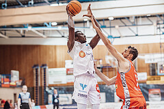 Basketball, Basketball Superliga 2023/24 , HF 2, Oberwart Gunners, Traiskirchen Lions, Shaquille Rombley (5), Fabricio Vay (11)