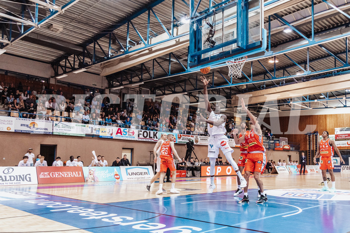 Basketball, Basketball Superliga 2023/24 , HF 2, Oberwart Gunners, Traiskirchen Lions, Shaquille Rombley (5), Fabricio Vay (11)