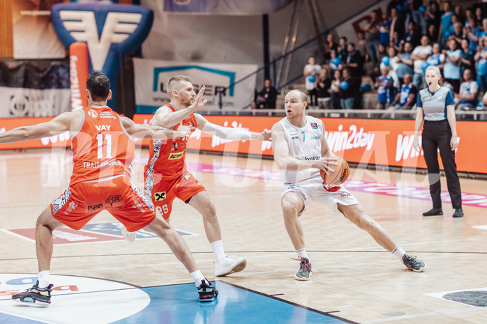 Basketball, Basketball Superliga 2023/24 , HF 2, Oberwart Gunners, Traiskirchen Lions, Edgars Lasenbergs (25), Sebastian Kaeferle (7)