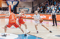 Basketball, Basketball Superliga 2023/24 , HF 2, Oberwart Gunners, Traiskirchen Lions, Edgars Lasenbergs (25), Sebastian Kaeferle (7)