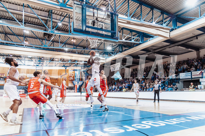 Basketball, Basketball Superliga 2023/24 , HF 2, Oberwart Gunners, Traiskirchen Lions, Shaquille Rombley (5), Fabricio Vay (11)