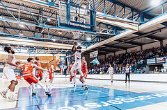 Basketball, Basketball Superliga 2023/24 , HF 2, Oberwart Gunners, Traiskirchen Lions, Shaquille Rombley (5), Fabricio Vay (11)