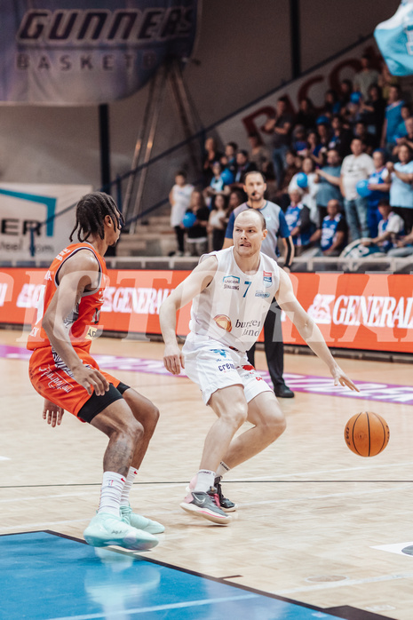 Basketball, Basketball Superliga 2023/24 , HF 2, Oberwart Gunners, Traiskirchen Lions, Demarcus Demonia (4), Sebastian Kaeferle (7)