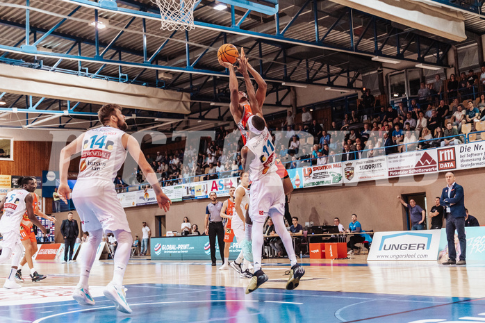 Basketball, Basketball Superliga 2023/24 , HF 2, Oberwart Gunners, Traiskirchen Lions, Demarcus Demonia (4), Derrek Brooks (11)