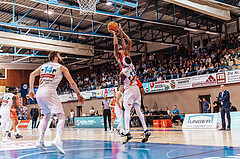 Basketball, Basketball Superliga 2023/24 , HF 2, Oberwart Gunners, Traiskirchen Lions, Demarcus Demonia (4), Derrek Brooks (11)