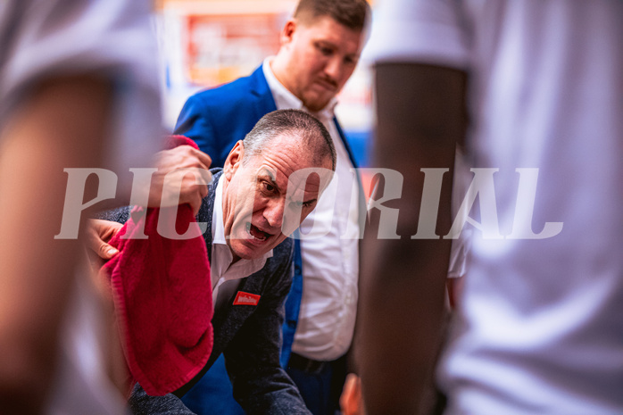 Basketball, Win2Day Superliga 2022/23, Grunddurchgang 18.Runde, Arkadia Traiskirchen Lions, OCS Swans Gmunden, Radomir Mijanovic (Head Coach)