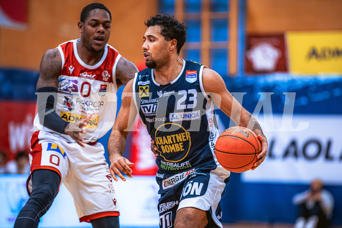 Basketball, Win2Day Superliga 2022/23, Grunddurchgang 18.Runde, Arkadia Traiskirchen Lions, OCS Swans Gmunden, Davon Clare (0), Dwayne Lautier-Ogunleye (23)