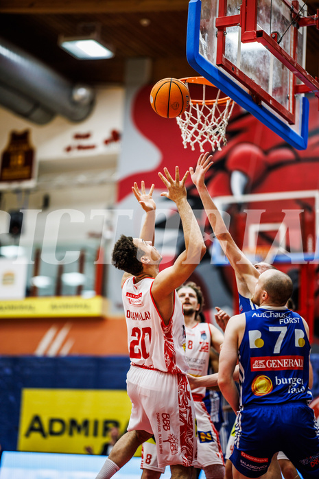Basketball, Win2Day Superliga 2024/25, Playoffs, Halbfinale Spiel 2, Traiskirchen Lions, Oberwart Gunners, Noah Oguamalam (20)