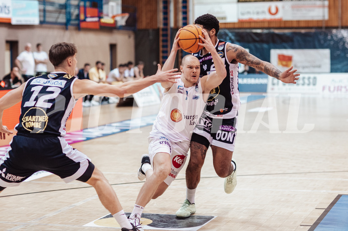 Basketball, Basketball Superliga 2023/24, Grunddurchgang 19.Runde, Oberwart Gunners, Gmunden Swans, Sebastian Kaeferle (7), Trey Moses (24)