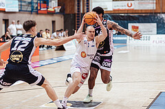 Basketball, Basketball Superliga 2023/24, Grunddurchgang 19.Runde, Oberwart Gunners, Gmunden Swans, Sebastian Kaeferle (7), Trey Moses (24)