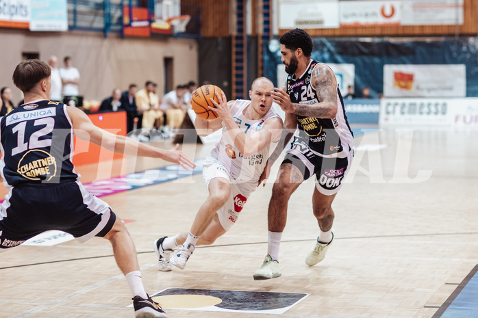 Basketball, Basketball Superliga 2023/24, Grunddurchgang 19.Runde, Oberwart Gunners, Gmunden Swans, Sebastian Kaeferle (7), Trey Moses (24)
