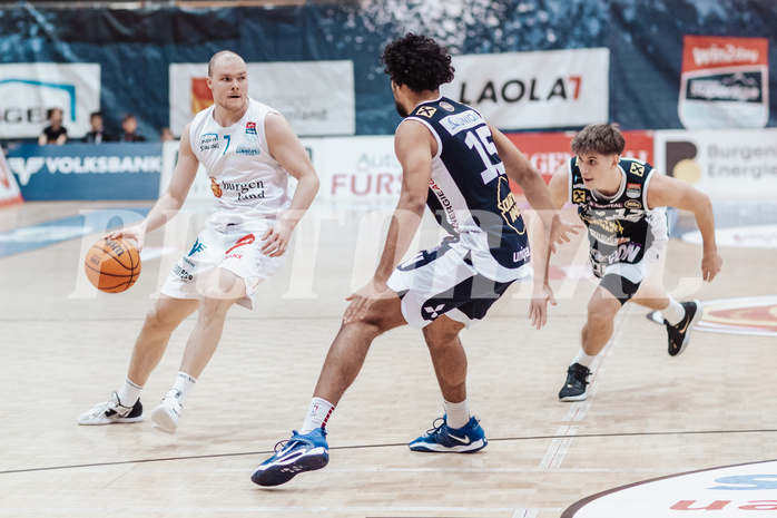 Basketball, Basketball Superliga 2023/24, Grunddurchgang 19.Runde, Oberwart Gunners, Gmunden Swans, Sebastian Kaeferle (7), Jakob Lohr (12), Patrick Emilien (15)