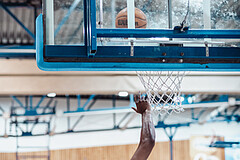Basketball, Basketball Superliga 2023/24, Grunddurchgang 19.Runde, Oberwart Gunners, Gmunden Swans, Jakob Lohr (12), Kris Monroe (13), Daniel Koeppel (14)