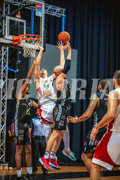 Basketball, Win2Day Superliga 2022/23, Grunddurchgang 5.Runde, BC GGMT Vienna, Raiffeisen Flyers Wels, Stefan Savic (13), Christian Von Fintel (27)