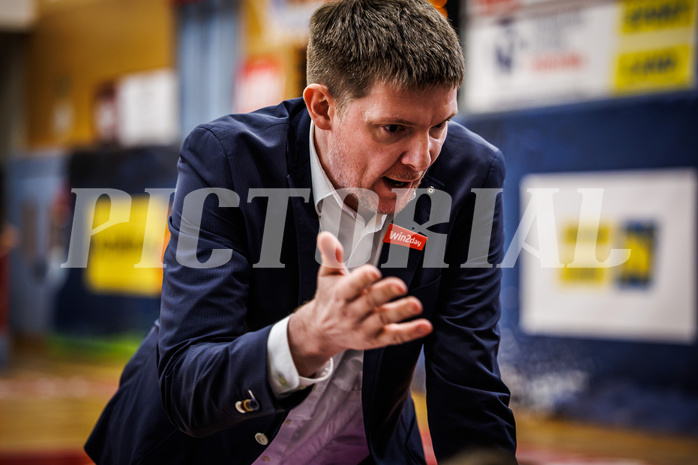 Basketball, win2day Basketball Superliga 2022/23, 10. Qualifikationsrunde, Traiskirchen Lions, Vienna D.C. Timberwolves, Hubert Schmidt (Headcoach)
