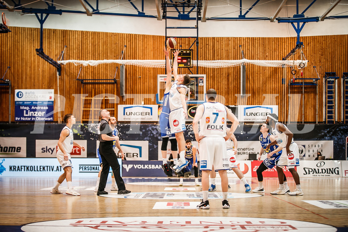 Basketball, bet-at-home Basketball Superliga 2020/21, Halbfinale Spiel 2, Oberwart Gunners, Gmunden Swans, Jumpball