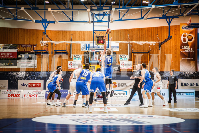 Basketball, bet-at-home Basketball Superliga 2020/21, Halbfinale Spiel 2, Oberwart Gunners, Gmunden Swans, Jumpball