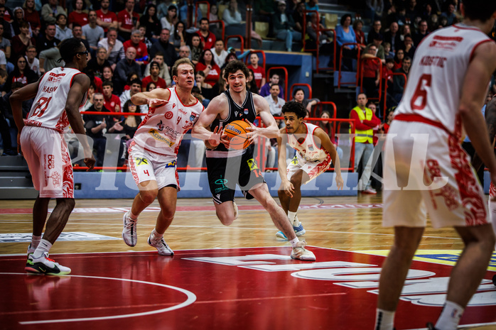 Basketball, Win2Day Superliga 2024/25, Grunddurchgang 15.Runde, Traiskirchen Lions, Fuerstenfeld Panthers, Ryan Moffat (4), Jonathan Wess (14)