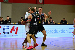 Basketball Superliga 2020/21, Grunddurchgang 11.Runde Flyers Wels vs. Kapfenberg Bulls, Eric McClellan (8), Jan Raszdevsek (4), Aleksandar Andjelkovic (10)

