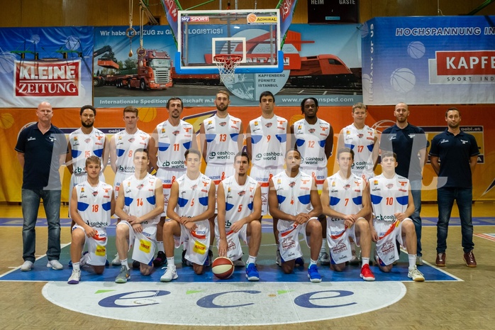 Basketball, ABL 2018/19, Media, Kapfenberg Bulls, v.h.l.n.r.: Mike Coffin (Head Coach), Marck Coffin (15), Nik Huber (8), Milan Stegnjaic (11), Darien Nelson-Henry (13), Marinko Nakic (9), David Samuels (12), David Vötsch (17), Markus Gallé (Ass. Coa