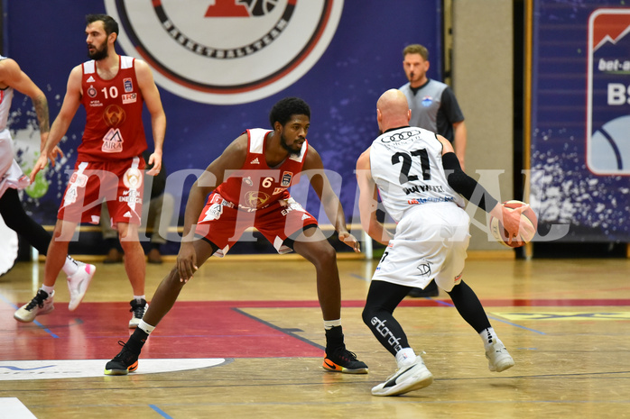 Basketball Superliga 2020/21, Grunddurchgang 8. Runde Flyers Wels vs. BC Vienna, Duke Shelton (6), Christian Von Fintel (27)


