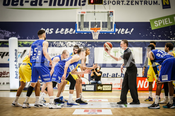Basketball, bet-at-home Basketball Superliga 2019/20, Viertelfinale 2. Spiel, SKN St. Pölten Basketball, Oberwart Gunners, Jumpball