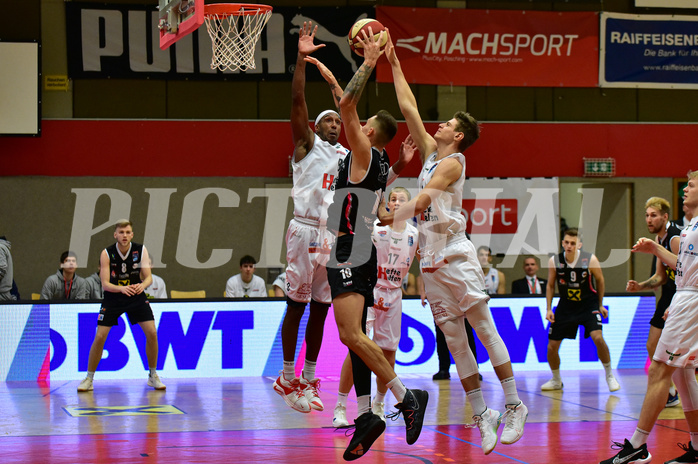 Basketball Superliga 2020/21, Grunddurchgang 11.Runde Flyers Wels vs. Kapfenberg Bulls, Eric McClellan (8),Aleksandar Andjelkovic (10), David Vötsch (17),

