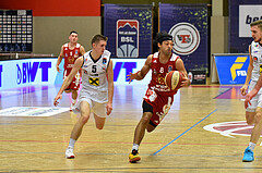 Basketball Superliga 2020/21, Grunddurchgang 8. Runde Flyers Wels vs. BC Vienna, Gavrilo Tepic (5),Alex Robinson (8),

