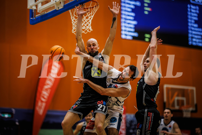 Basketball, Basketball Austria Cup 2023/24, Achtelfinale Spiel 2, Vienna Timberwolves, Flyers Wels, Christian Von Fintel (27), Oscar Schmit (36)
